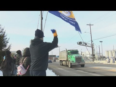 Steelworkers rally outside Toledo Refining Company as contract deadline nears