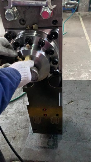 Cargando gas nitrógeno en acumulador de rompedor hidráulico