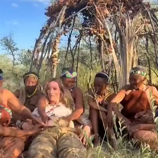 In Namibia, a circle of women from the Ju/’hoansi tribe gently massages the belly of a pregnant woman to examine the fetus and diagnose its condition.The mother sits while tender hands touch her belly, feeling the life growing within her. This is how knowledge is passed down here—not through machines or written diagrams, but through touch, experience, and shared intuition inherited across generations. Elder women use their hands to sense the fetus, offering reassurance, guidance, and communal ca