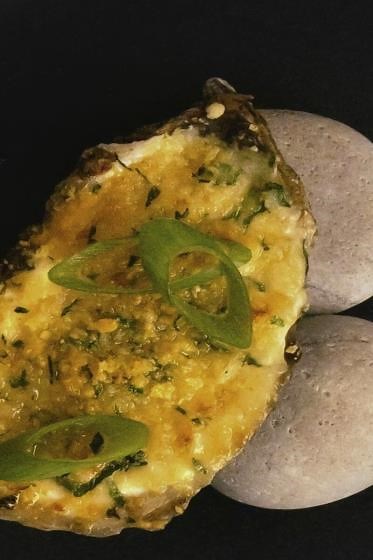 Ostras irlandesas gratinadas con mantequilla de ajo y un toque de whisky