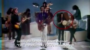 1.7M views · 186 reactions | Memorable encuentro de tres leyendas: John Lennon, Chuck Berry y el ingeniero que apagó el micrófono de Yoko Ono #BehindTheShow | Behind the Songs | Facebook