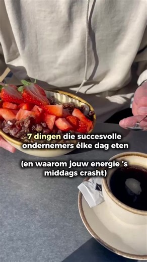 7 dingen die gezonde, scherp presterende mensen dagelijks eten. Niet omdat ze op dieet zijn. Maar omdat ze begrijpen dat energie, focus en lichaam gebouwd worden op herhaalbare basics — niet op extremen. Dit zie je bijna elke dag terug bij mensen die fysiek én mentaal sterk blijven 👇 🥚 Voldoende eiwitten Eiwitten zijn geen fitnessdetail, maar een fundament. Ze ondersteunen hormonale stabiliteit, focus, herstel en een stabiele bloedsuiker. Te weinig eiwitten = cravings, brainfog en energiedips.
