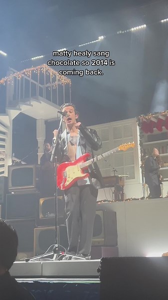 Matty Healy Dancing to Chocolate - The 1975 Toronto Concert