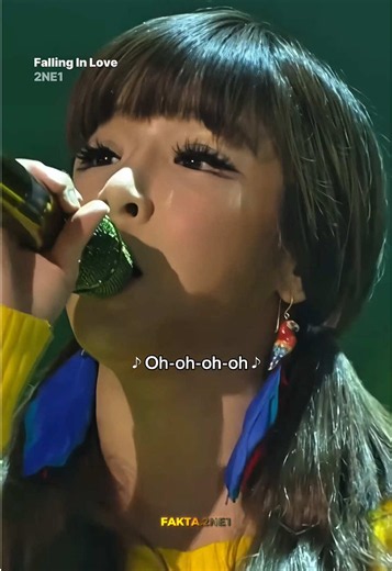 2NE1 - Falling In Love (Reggae Version) Yoo Hee-yeol’s Sketchbook 2013 Masih dari penampilan ikonik mereka di Yoo Hee-yeol’s Sketchbook pada 30 Agustus 2013 (Episode 201), salah satu momen yang paling mencuri perhatian dan menjadi sorotan utama adalah ketika 2NE1 membawakan “Falling In Love” (Reggae Version). Berbeda dari versi rilis studio aslinya yang kental dengan sentuhan reggae-pop elektronik yang modern dan santai, sajian live di panggung Sketchbook ini dirombak secara total dengan aransem