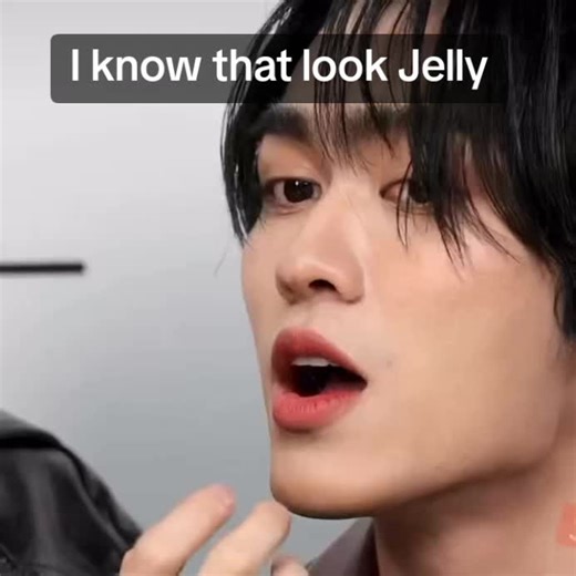 Jelly driving Aou crazy by that look. #laqueresistancexaouboom #aouboom #aou_tnbknr #besevboom