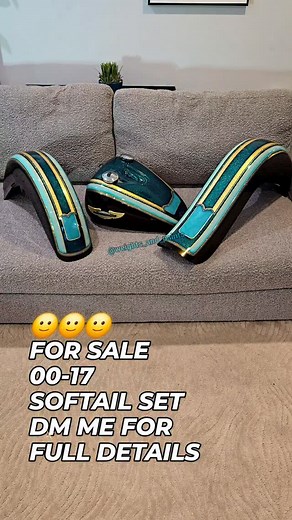 ✨️✨️FOR SALE 00-17 SOFTAIL SET. MESSAGE ME DIRECTLY IF INTERESTED ✨️✨️. MORE DETAILS IN CAPTION. . . Whats up guys..These tins will fit all 00-17 heritage and deluxe softail models.. the rear fender has a 6 inch stretch over stock for that real vicla style. I used a combo of @tropicalglitz flakes..kandys and thier new eclipse gold basecoat which is absolutely beautiful ✨️. I wanted a unique colorway on these. Message me directly if interested! I will gladly send more pix and vids as needed. . .