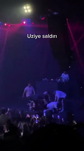 Uzi’ye Konserde Saldırı #uzi #konser #kavga
