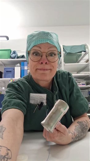 Carina on Instagram: "Tar bort en trasig plastdel på hammaren. Testar om den nya passar. Ganska svårt att få dit den! 🌟 🇬🇧Removing a broken plastic part on the hammer. Testing if the new one fits. Quite difficult to get it in place😉 #nurse #ortopedia #healthcare"