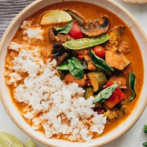 Here's a Fast & Easy way to make this spicy, aromatic and flavourful Thai Chicken Curry FULL recipe - https://myfoodstory.com/instant-pot-thai-chicken-curry-recipe/ | My Food Story