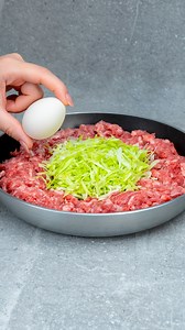 186K views · 2.2K reactions | Celebra reteta cu tocatura care innebuneste lumea Ingrediente varză: 300 g morcov: 1 buc sare: 5 g piper negru: 1 g ouă: 2 buc pesmet: 80 g carne tocată: 600 g ulei: 25 ml mozzarella: 150 g Sos usturoi: 5 g maioneză: 150 g parmezan: 40 g muștar: 15 g ulei de măsline: 30 ml apă: 20 ml lămâie: 1 buc ouă: 1 buc zahăr: 5 g sare: 3 g piper negru: 2 g | Cookrate - Romania | Facebook