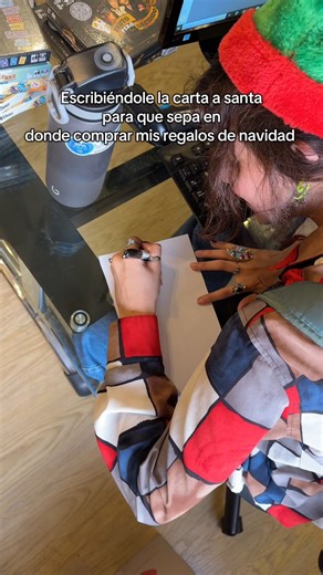 🧝‍♀️✨ Los duendes siguen dando noticias en SonGeniales ✨🧝‍♂️ En el reel de ayer les contamos que Santa nos mandó refuerzos desde el Polo Norte… y muchos nos preguntaron cómo hacer su carta y dónde llevarla 🎅💌. Pues nuestra querida Majo ya se puso manos a la obra y preparó un modelo de carta para Santa, para que todos sepan cómo escribir la suya y la dirección donde deben traerla. 📍 Recuerda: puedes entregarla en nuestro Hobby Center (Carrera 46 #102-42, Bogotá). Y si quieres, hasta puedes p
