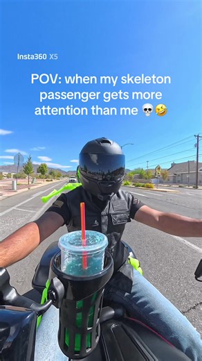 Nothing better than putting smiles on people’s faces when they spot my skeleton riding backpack. If it makes someone’s day, it makes mine too 🙌💀 #goodvibesonly #motorcyclevibes #bikehumor #bikerPOV #fyp