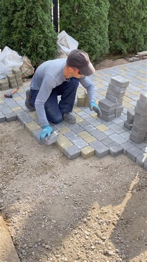 Paving slabs in two colors: simple yet beautiful. Final result at the end! 🎬 #construction #paving