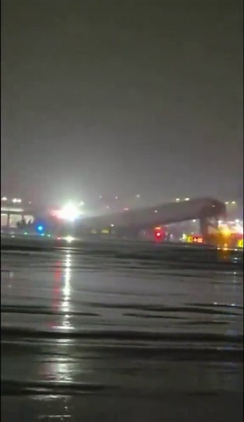 Plusieurs blessés après une collision entre un avion d'Air Canada et un camion de pompiers sur la piste de l'aéroport LaGuardia de New York.#avion #crash