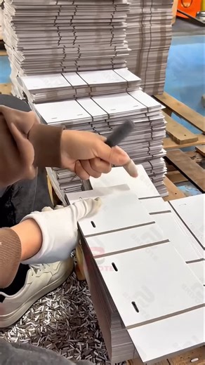 Iris on Instagram: "🥹Do you know which step of the box making process is? This is the production speed you can‘t imagine! 💫MOQ:1000pcs *Factory direct price *3-6 days turnaround *Free design and sample service DM me for price list and free samples 🏚brivotegiftbox.com 📧doby@brivote.com 📲WhatsApp:+86 19195786838 #factory #design #giftbox #custom #box"