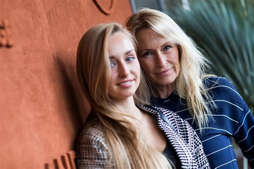 Estelle Lefébure retrouve sa fille Emma Smet à Marseille : Pilates et balades ensoleillées au programme