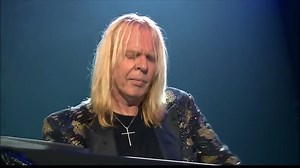 🎹🎸 Les dejamos con el espectacular mago de los teclados, Rick Wakeman 🎸🎹 Rick Wakeman fue uno de los que trajo la música clásica en el progresivo, sin dejar de desmerecer al espectacular Keith Emerson, Wakeman al haber estudiado en el Royal College of Music, aprendió lo necesario para darle algo más docto a la música. Cuando llegó a Yes, después de haber pasado por músicos como Elton John, David Bowie, Cat Stevens y T-Rex, se convirtió en el director musical de la banda, donde les enseñó a h