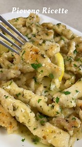 Questi straccetti di pollo al limone sono deliziosi! Morbidi, succulenti, profumati e semplicissimi da preparare. | Piovono Ricette