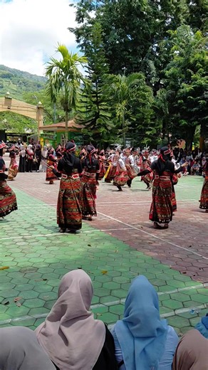 Ujian Praktek Seni budaya Man 1 Alor. (Tarian Buma Nema) Tarian Buma Nema adalah salah satu tarian tradisional dari Papua, Indonesia. Tarian ini berasal dari suku Biak, yang terletak di pantai utara Papua. Tarian Buma Nema biasanya dibawakan oleh sekelompok penari yang mengenakan kostum adat dan aksesoris yang indah. Tarian ini memiliki gerakan yang dinamis dan energik, dengan penari yang melompat-lompat dan mengayunkan tangan mereka. Tarian Buma Nema biasanya dibawakan dalam acara-acara adat, s