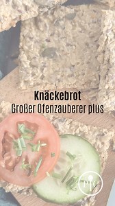 Leckeres Knäckebrot ganz einfach selbst backen - wir zeigen dir wie! Probiere dieses leckere Knäckebrot unbedingt aus - falls was übrig bleibt kannst du die Reste perfekt in einem der Wiederverwendbaren Aufbewahrungsbeutel aufbewahren 😀 Rezept: Für den Teig 60 g Mehl 70 g Haferflocken 140 g Kernemix 1 Prise Salz 1 TL Olivenöl 200 ml Wasser 50 g Parmesan, gerieben Alle Zutaten in der Großen Nixe vermengen. Nüsse, größere Samen oder Kerne mit dem Beschichteten Kochmesser etwas zerkleinern. Den Ba