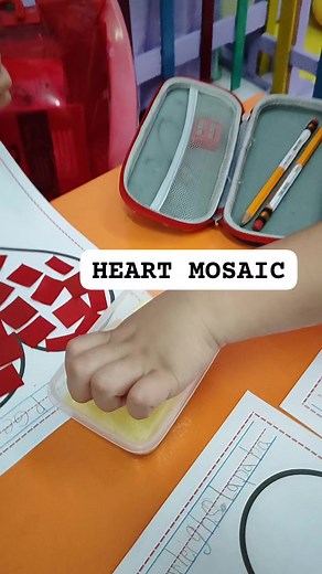 HEART MOSAIC ACTIVITY Working on a mosaic allows the learners to develop their concentration and attention, memory, creativity and hand-and-eye coordination. 🍒 #kindergartenteacher #kindergarten | Teacher Carla