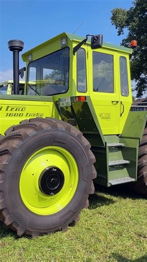 Landwirtschaftliche Maschinen und Traktoren auf dem Feld