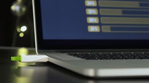 도난 크리스마스 행사 시간에 노트북에서 USB 스톡 동영상 비디오(100% 로열티 프리) 31957705 | Shutterstock