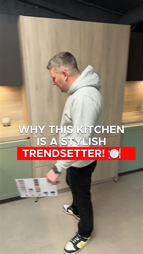 ✨ Discover the perfect blend of tradition and modernity! This stunning kitchen features classic Shaker-style doors with a sleek handleless design. Plus, you can choose from 27 colours to match your vibe! Ready to transform your space?