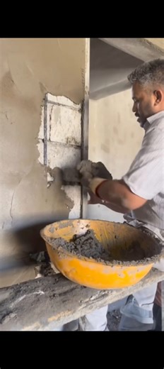 🧱 Wall Patching & Plaster Repair On Site! 😍Dekho bhai, yeh hai wall me patching ka asli kaam — specialist worker pehle cut-out area ko clean karta hai, phir fresh cement mortar se gap fill kiya ja raha hai 🔥 Proper bonding ke liye surface level maintain kia ja raha hai, finishing tool se wall smooth banate hi joint gayab ho jaata hai 😎👷‍♂️ Step-by-Step Process: 1️⃣ Wall pe damaged ya chiseled area ko mark aur clean karo 📏 2️⃣ Cement mortar prepare kar ke gap mein fill karo aur press karo ⚒