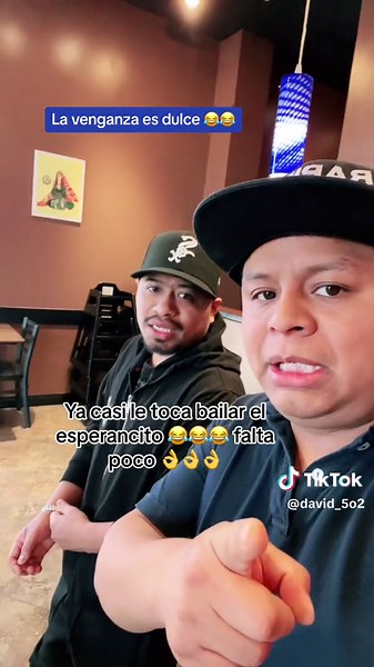 Ángel se prepara para bailar el chiquistriquis