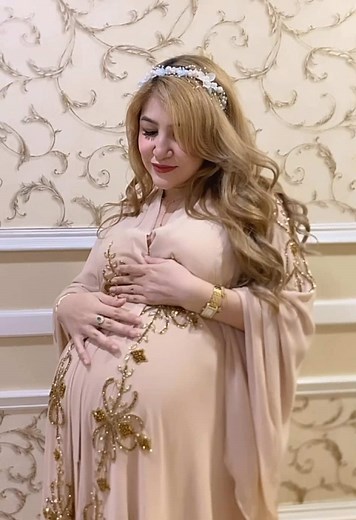 People always get confused and random people always ask me is this my first baby first pregnancy? I have 4 beautiful girls & one little baby boy🤍 And oh Well thank you, I’ll take that as a compliment;) Imma proud mom of 5 little bears🧸 how cute,amazing & weird is that. Perfect FIVEEEEEEE🤍🤍🤍🤍🩵 When i shoot this video we already checked in at the hospital with 4cm dilated🥹 The hospital is so spacious,beautiful & comfortable not just for me but for my whole family to teman me before i went 