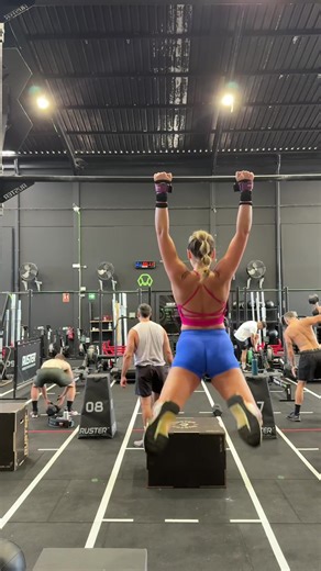 Volvemos 💪🏼 50 Box jump overs 50 Toes to bar 50 Wall balls 9/6k TIME CAP 9’ 3’ REST 50 cal Row 40 Alt DB snatch 30 Burpees over the DB TIME CAP 9’#crossfit #fyp #parati #gym