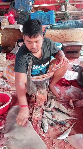 Huge size string ray fish cutting in the fish market 🫍🐟 #fish #fishcutting #shorts