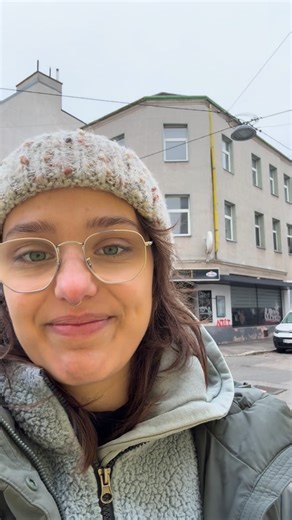 Radio Radieschen on Instagram: "Vierzig Prozent der weltweiten CO2-Emissionen stößt der Bau- und Gebäudesektor in die Atmosphäre. Zirkuläres Bauen versucht, Abfall und Emissionen zu vermeiden. Für das Wissenschaftsradio waren wir in der Pachmüllergasse 18 und haben uns angeschaut, wie Zirkuläres Bauen in der Praxis aussieht! Ab 14:00 auf Radio Radieschen 📻 #zirkuläresbauen #kreislaufwirtschaft #kreislauf #bauen #nachhaltigkeit"