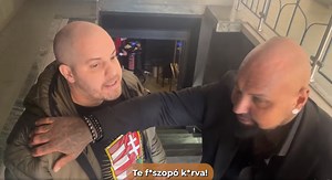 Bede Zsolt letépte a momentumos Bedő Dávid kokárdáját és le is köpte a képviselőt