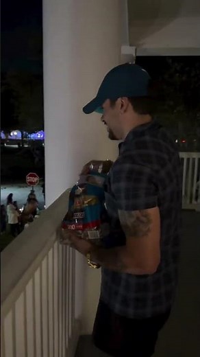 LUCCAS NETO DÁ DOCE DE HALLOWEEN NOS EUA