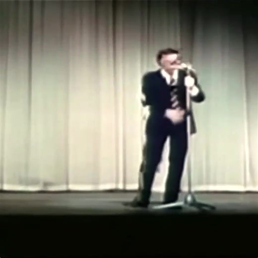 «La Bohème» es una famosa canción francesa de 1965 escrita por Jacques Plante y Charles Aznavour, lanzada en 1966. Es considerada la canción firma de Aznavour y un clásico, interpretada también en español como «La bohemia», retratando la vida artística bohemia y la pobreza en París. La canción narra la nostalgia de un pintor que recuerda su juventud en el barrio de Montmartre, describiendo un estilo de vida de libertad, pobreza y arte. La versión en español aparece en varias de sus recopilacione