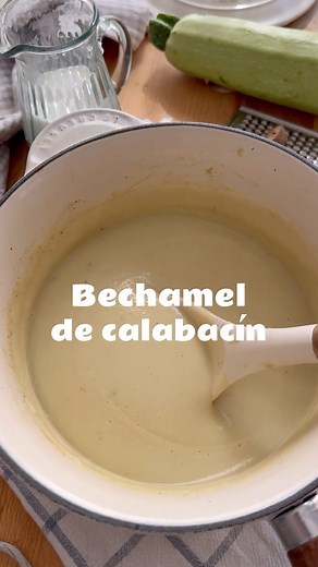 BECHAMEL DE CALABACÍN🌟Sin harinas. Te va a sorprender lo riquísima que queda y la utilizarás en cantidad de platos! ⠀ ⠀ Hace años que hago esta falsa “bechamel” y es un exitazo 👉🏻Es la salsa de los canelones de la receta anterior. La pruebas y no quieres otra, ya me contarás😃⠀ ⠀ 🌿Ingredientes: ⠀ ⠀ 🔸1/2 cebolla ⠀ 🔸2 calabacines grandecitos ⠀ 🔸200 ml leche (vaca o soja) ⠀ 🔸Nuez moscada rallada (cantidad al gusto) ⠀ 🔸Sal y pimienta ⠀ ⠀ ✔️La CLAVE es pelar bien los calabacines y rehogar a