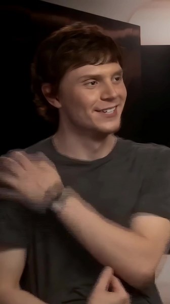 Evan Peters on Working with Sophie Turner in X-Men Movie