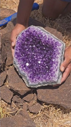 OMG 😱 $100,000 Rare Agate Crystal & Gold Nuggets Found Inside Massive Rock 💎 | Amazing Gold Mining