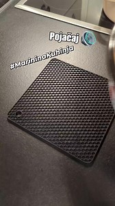 Kako volim kad se ovako čuje zvuk pri susretu vrele baklave i vrelog šerbeta... Uskoro stiže i snimak na našem kanalu. Pratite nas da ne propustite #baklava #baklawa #šerbe #recept #marininakuhinja #domacikolaci #agda #brzirecepti #domaci #recipes #tasty #foodie | Najbolji domaći video recepti