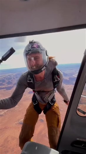 Amazing skydiving 🪂 Follow me for more—! #foryoupage #jump #freefall #skydiving #explore