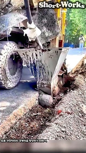 도로 경계석 콘크리트 타설 현장 #worker #process #concrete #curb #construction