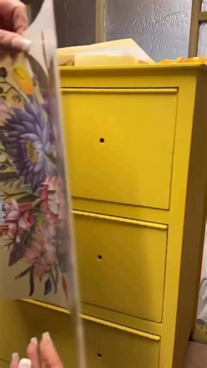 She asked for flowers 🌸✔️ Products Transfer Dixie Belle King Protea Paint Daisy Chalk MP Dixie Belle @dixiebellepaint | Quintana ReDesign