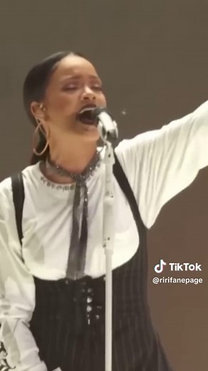 Rihanna Diamonds Tour 2016 Performance – Live Concert