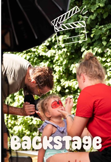 🎬 Dans les coulisses d'un tournage au Camping Village de la Guyonnière : Cet été, nous avons réalisé la nouvelle vidéo de présentation du camping. Nous avons fait appel à vous, clients, habitués, saisonniers, pour figurer dans cette vidéo et mettre en images le quotidien d'un été à La Guyonnière.☀️ Pendant deux jours, l'équipe de tournage a capturé ce qui fait du camping un lieu si unique. Caméra, drône, appareil photo, lumières... c'est une vraie équipe professionnelle qui a opéré pour un résu