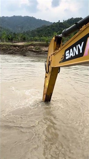 Heavy Excavator Bucket in Action – Pure Power!