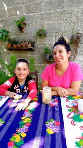 Un vídeo hecho con el corazón para ustedes ❤️ La ensalada de pepino que está bien famosa la hice sencillita con pepino , cebolla , limón , salsa ranchera , mayonesa y una latita de Atún que tenía guardada hace meses . Nos gustó bastante el resultado y lo grabé realmente como somos al natural . Así es casi siempre mi niño siempre pegado a mi probandolo todo 🥹 | La cocina de Yey