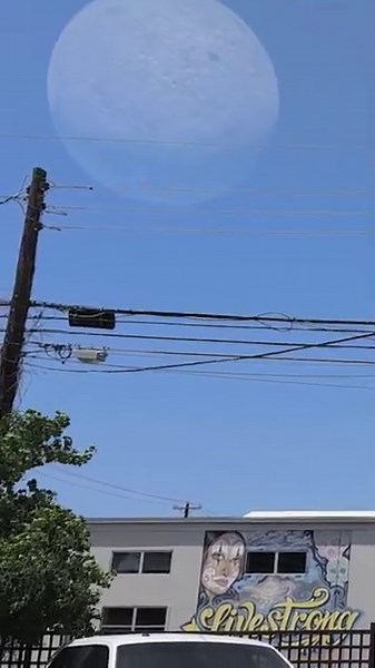 Moon Crashes Down To Earth! #moon #mooncrash #moonfall #vfx #blender #inreallife #solarsystem