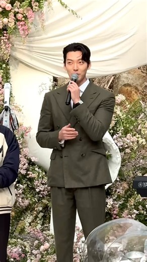 만다린스냅 웨딩스냅 만다린 아이폰스냅 YUTA on Instagram: "⠀ 김우빈,신민아 배우님들의 웨딩소식에 연말 분위기가 더해져 돌아보게 되는 지난 5월의 우리들의 블루스 한지민배우님의 쌍둥이 언니 역할의 영희, 정은혜 작가님의 결혼식영상이에요. 개인적인 인연으로 하객 참석하게 된 자리라 촬영용이 아닌 본휴대폰의 화질이 조금 아쉽지만 (13Pro입니다-) 우리들의 블루스를 10번은 돌려본 너무 좋아하는 애청자로써, 드라마의 한장면 같던 이 웨딩을 저는 평생 잊을 수가 없을 거 같아요. 그날 함께해주신 노희경 작가님께도 여쭙고 싶었어요. 이로써 영희는 정말 행복해졌냐고, 이렇게 선물 같은 해피엔딩은 드라마보다도 더 드라마 같지 않은지, 그리고 영주와 현이의 아기는 지금쯤 잘 크고 있냐고요. 우리들의 블루스 에필로그가 아니었을까 생각해봅니다. 그만큼 현실과 드라마의 경계가 흐려질 만큼, 따뜻하고 행복한 순간이었거든요. 때로는 드라마보다 현실이 더 큰 위로가 되고, 더 찬란한 장면을